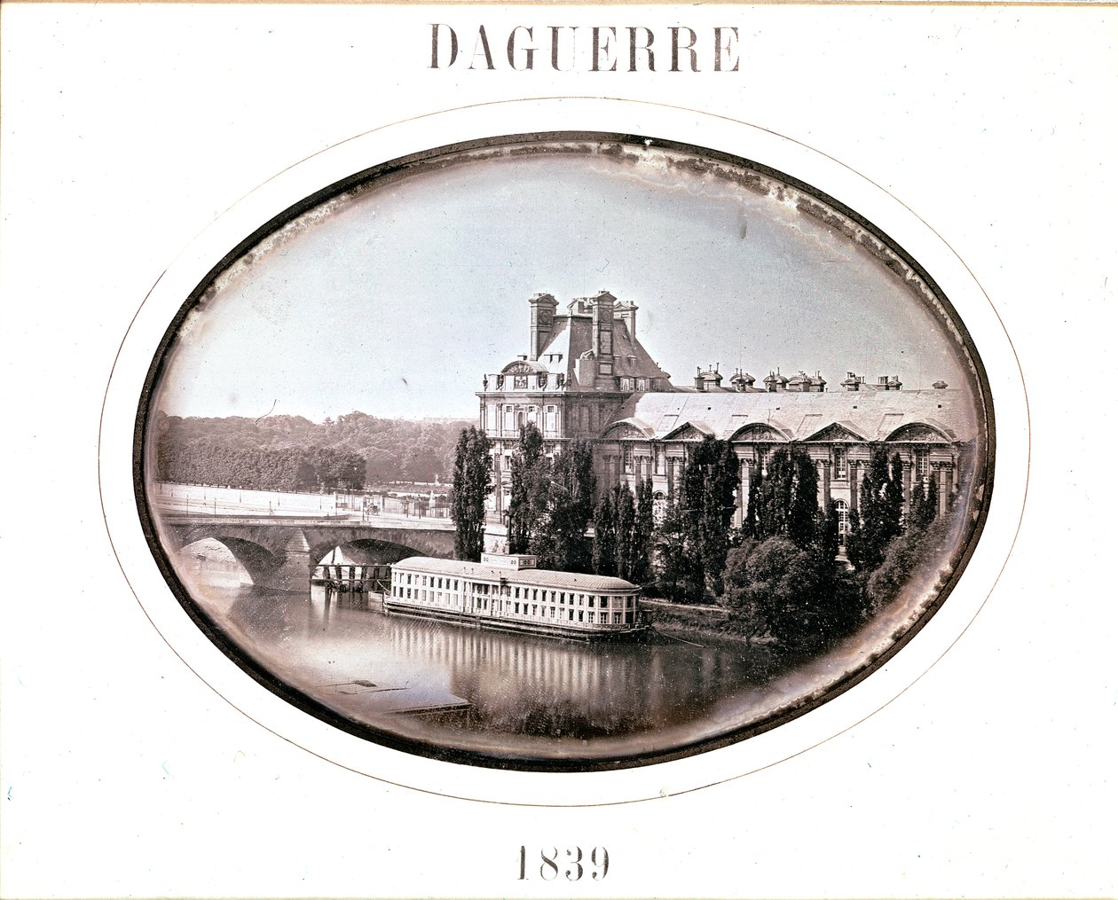 Daguerre: Pavillon de Flore, Luwr, Paryż 1839 (dagerotyp) autorstwa Louis Jacques Mande Daguerre