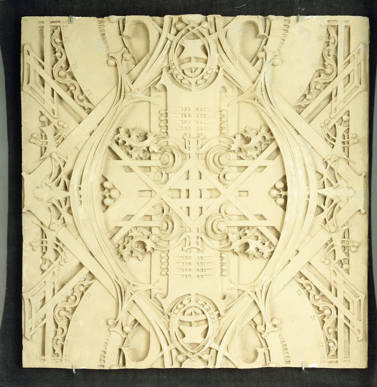 Fragment sufitu, ozdobiony misternymi zwojami i ornamentami foliowymi, 1906-1908 autorstwa Louis Sullivan