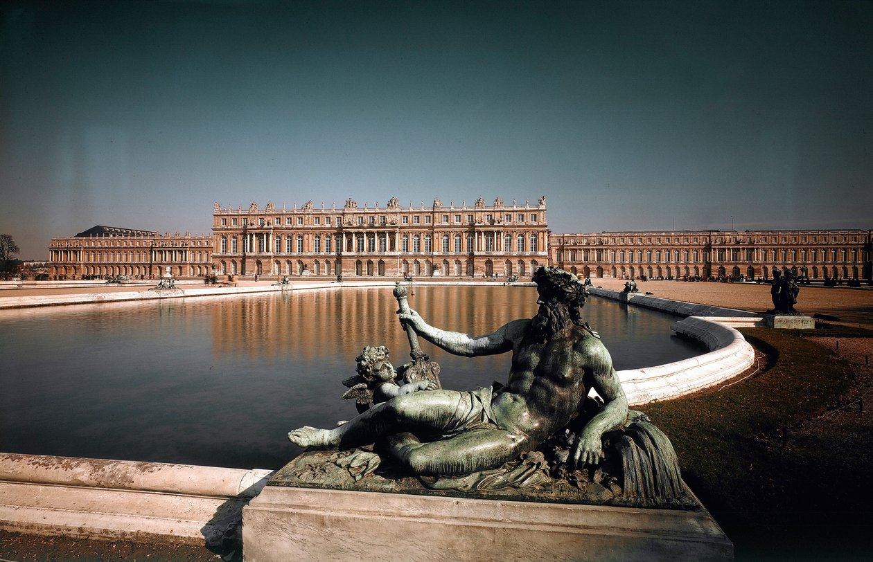 Widok na fasadę i fontanny parku zamku w Wersalu. Stworzony przez architektów Louisa Le Vau (1612-1670) i Julesa Hardouina Mansarta (1646-1708) 1668-1684 Zamki wersalskie i Trianon, Wersal autorstwa Louis and Mansart Jules H.  Le Vau