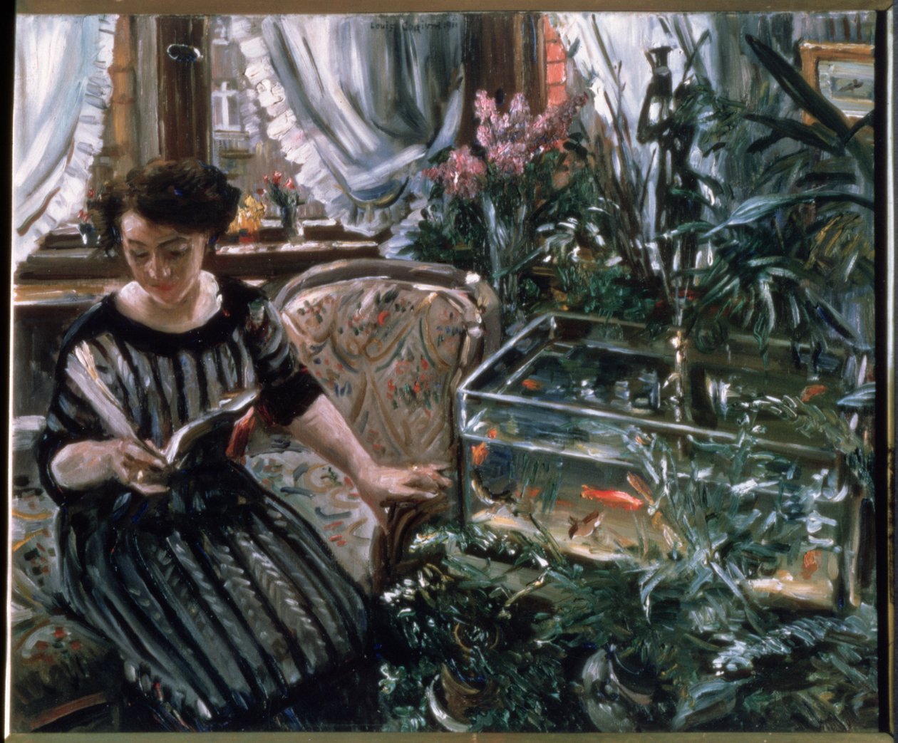 Kobieta czytająca przy akwarium z złotymi rybkami autorstwa Lovis Corinth