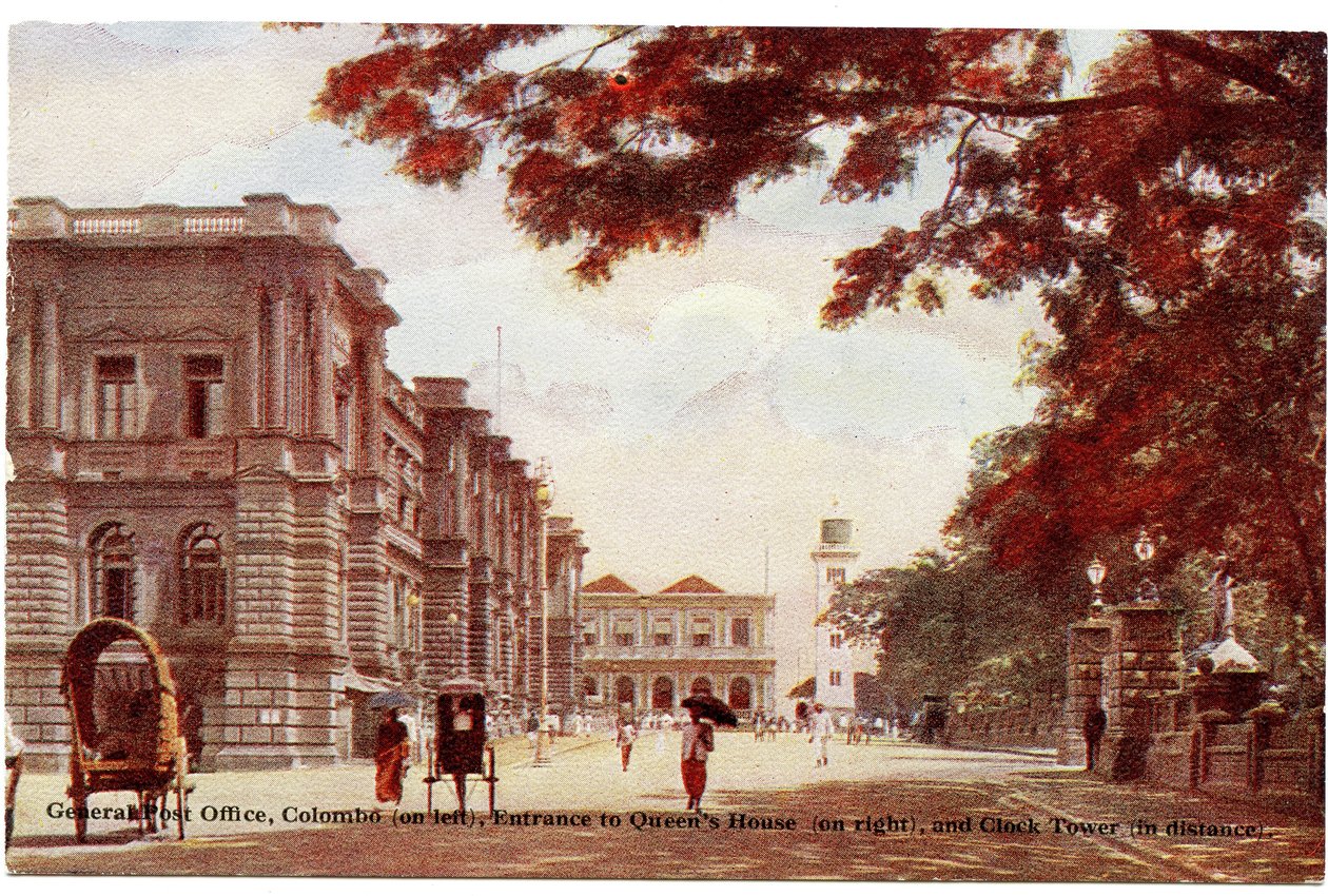 General Post Office, Kolombo (po lewej), wejście do Queens House (po prawej) i Wieża Zegarowa (w oddali), ok. 1900-20 (zdjęcie ręcznie kolorowane) autorstwa Ltd. Ceylon Plâté