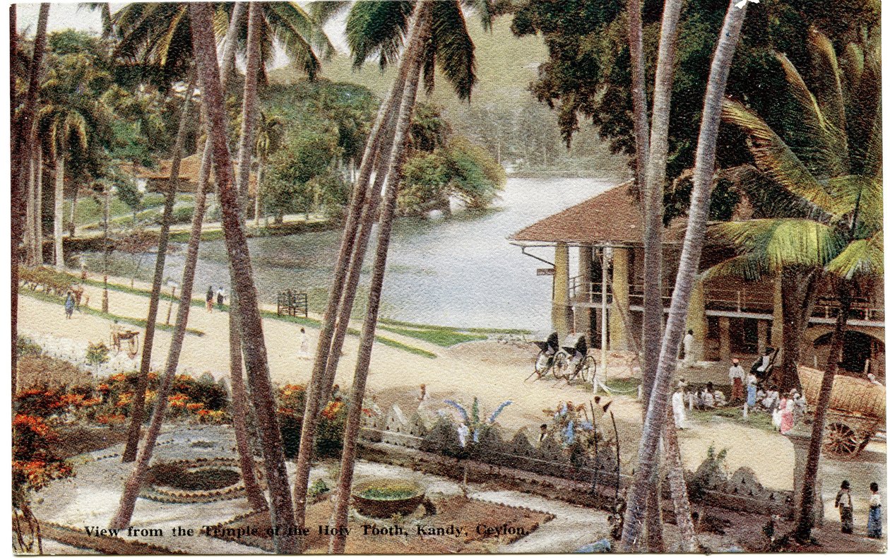 Widok ze Świątyni Świętego Zęba, Kandy, Cejlon, ok. 1900-20 (fotografia ręcznie kolorowana) autorstwa Ltd. Ceylon Plâté