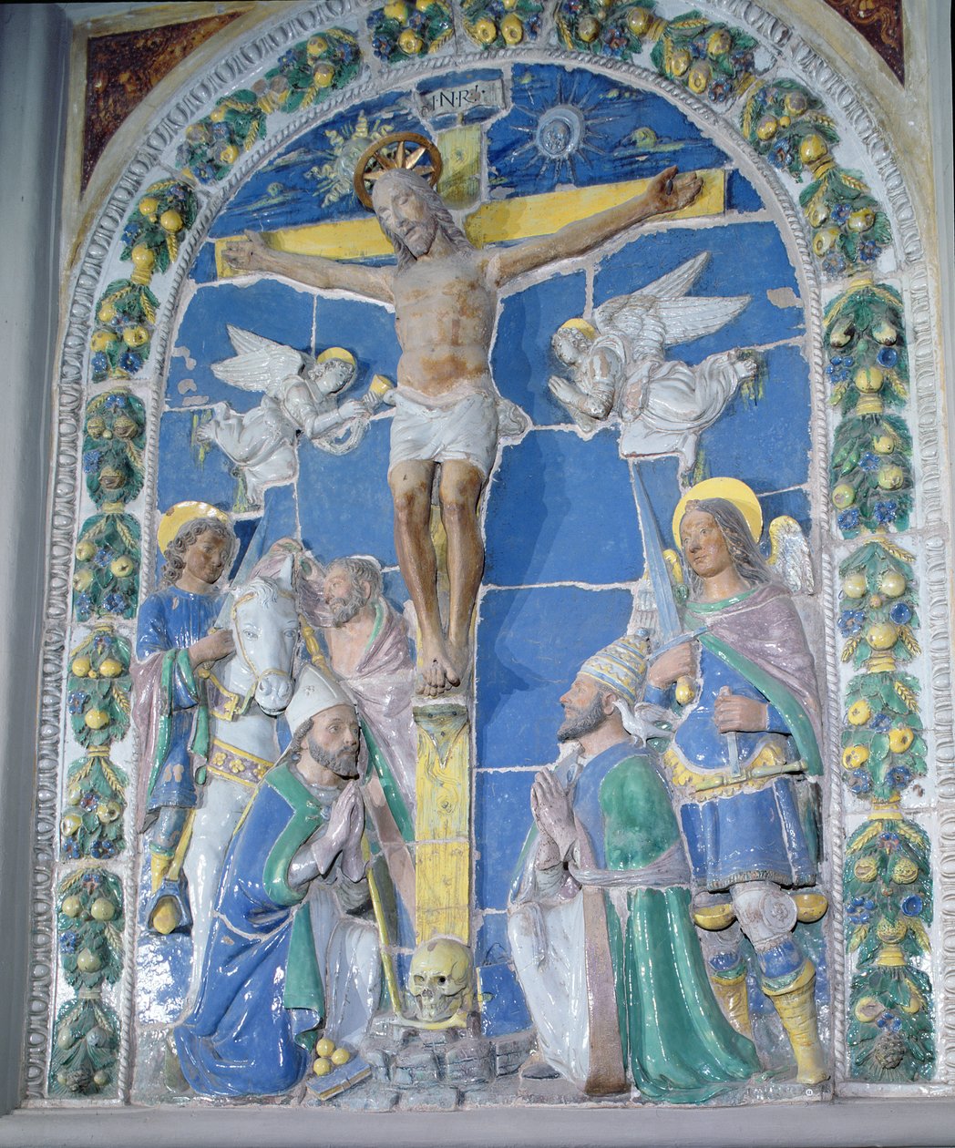 Ukrzyżowanie, płaskorzeźba (ceramika glazurowana cyną) autorstwa Luca Della Robbia