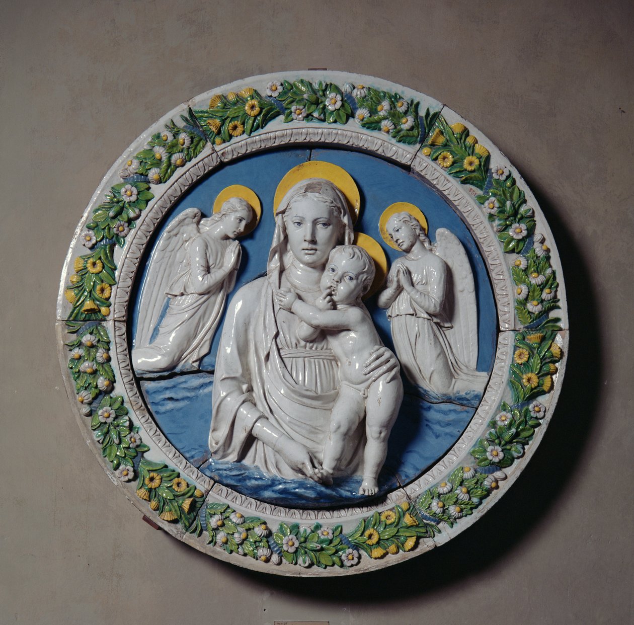 Dziewica z Dzieciątkiem (terakota) autorstwa Luca Della Robbia