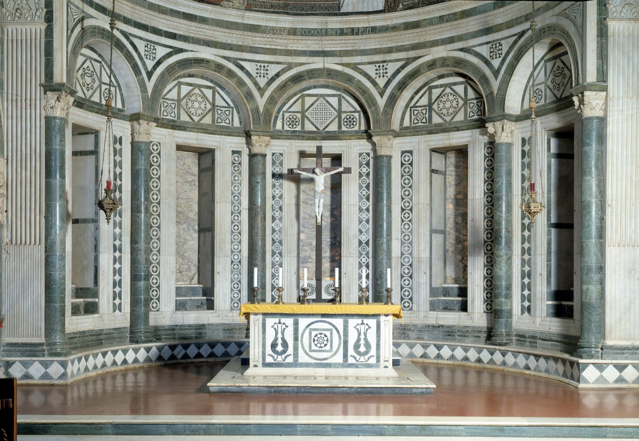 Marmurowa absyda i krucyfiks z terakoty autorstwa Luca Della Robbia