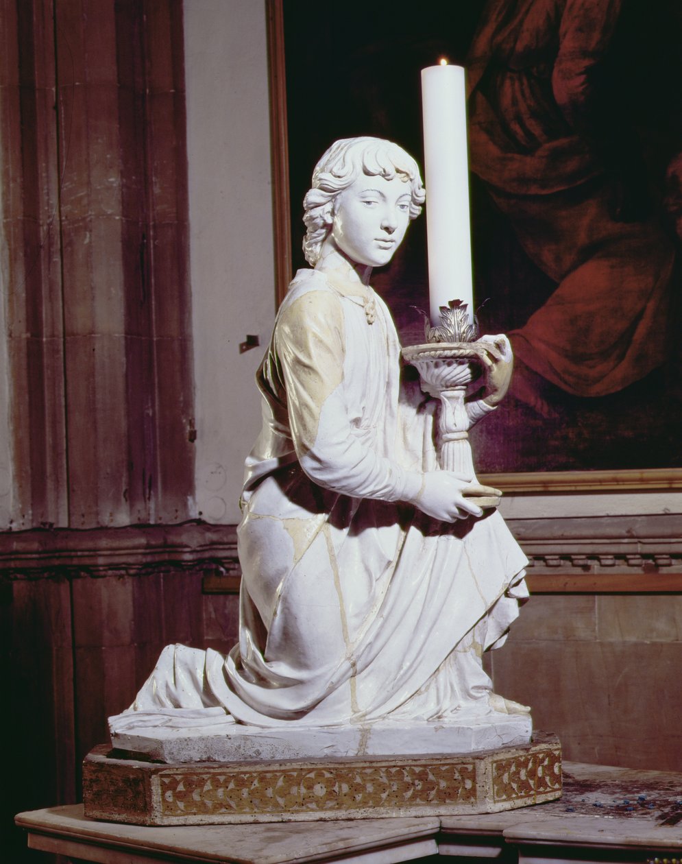 Anioł trzymający świecę (ceramika szkliwiona) (szczegóły patrz 97638) (dla pary patrz 97635-6) autorstwa Luca Della Robbia