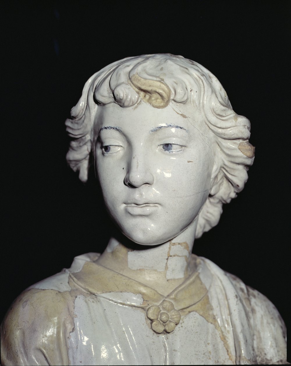 Anioł trzymający świecę, detal z ceramiki glazurowanej na głowie szczegóły patrz 97637 para patrz 97635-6 autorstwa Luca Della Robbia