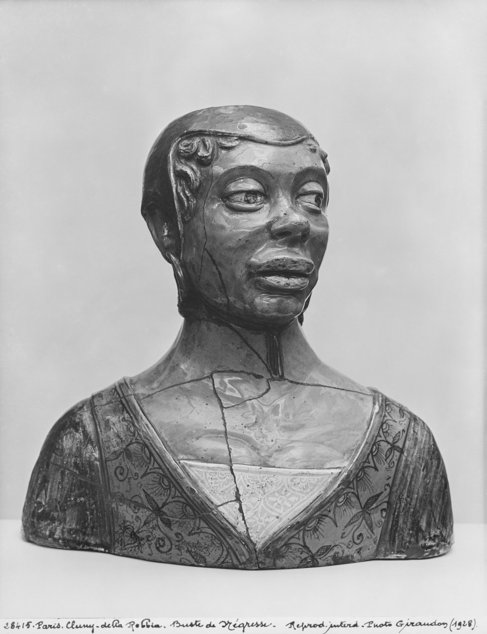 Popiersie czarnej kobiety (glazurowana terakota) autorstwa Luca Della Robbia