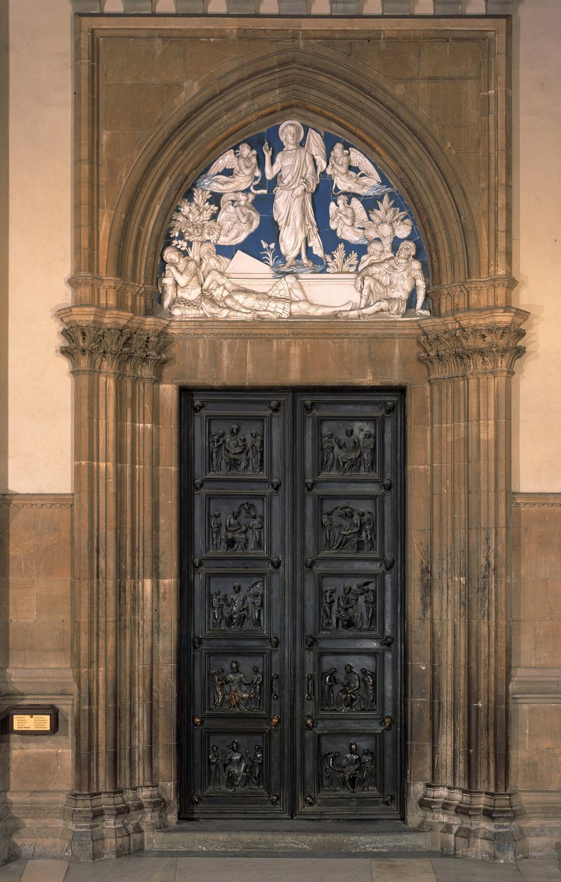 Emaliowana terakota przedstawiająca zmartwychwstanie nad północnymi drzwiami zakrystii kościoła Santa Maria del Fiore - 1442 autorstwa Luca Della Robbia