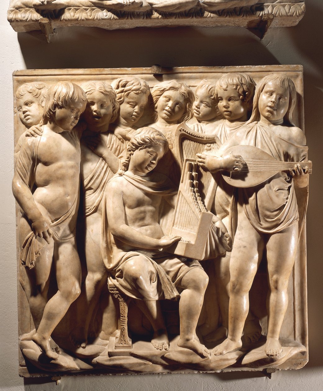 Chwalcie Go na smyczkach i organach (Ps 150, Chwalcie Pana), panel z chłopcami śpiewającymi na organach, harfie i lutni autorstwa Luca Della Robbia