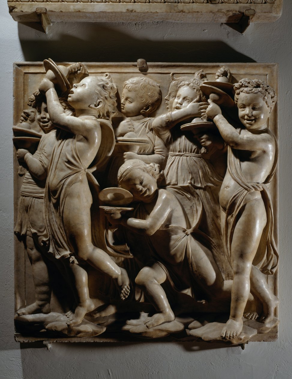 Chwalcie Go cymbałami wesela (Ps 150, Chwalcie Pana), tablica z cymbałkami autorstwa Luca Della Robbia