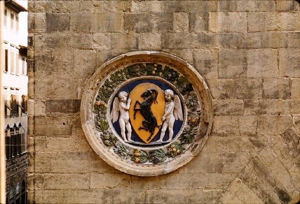Herb gildii Mercanzia autorstwa Luca Della Robbia