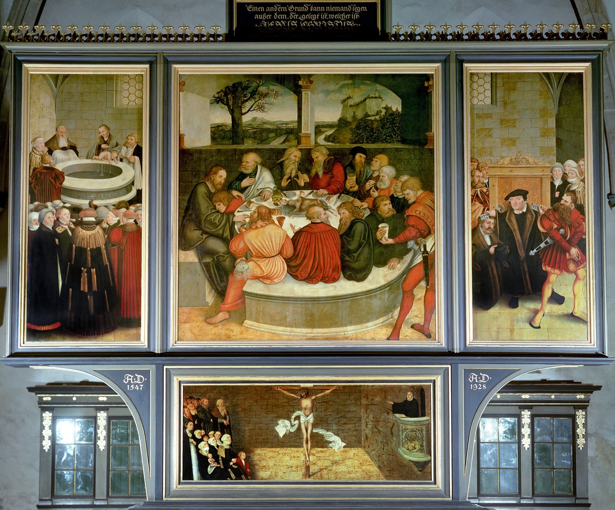 Tryptyk, lewy panel, Philipp Melanchthon dokonuje chrztu w asyście Marcina Lutra; panel środkowy, Ostatnia Wieczerza z Lutrem wśród Apostołów; prawy panel, Luter spowiada; Luter autorstwa Lucas Cranach the Elder