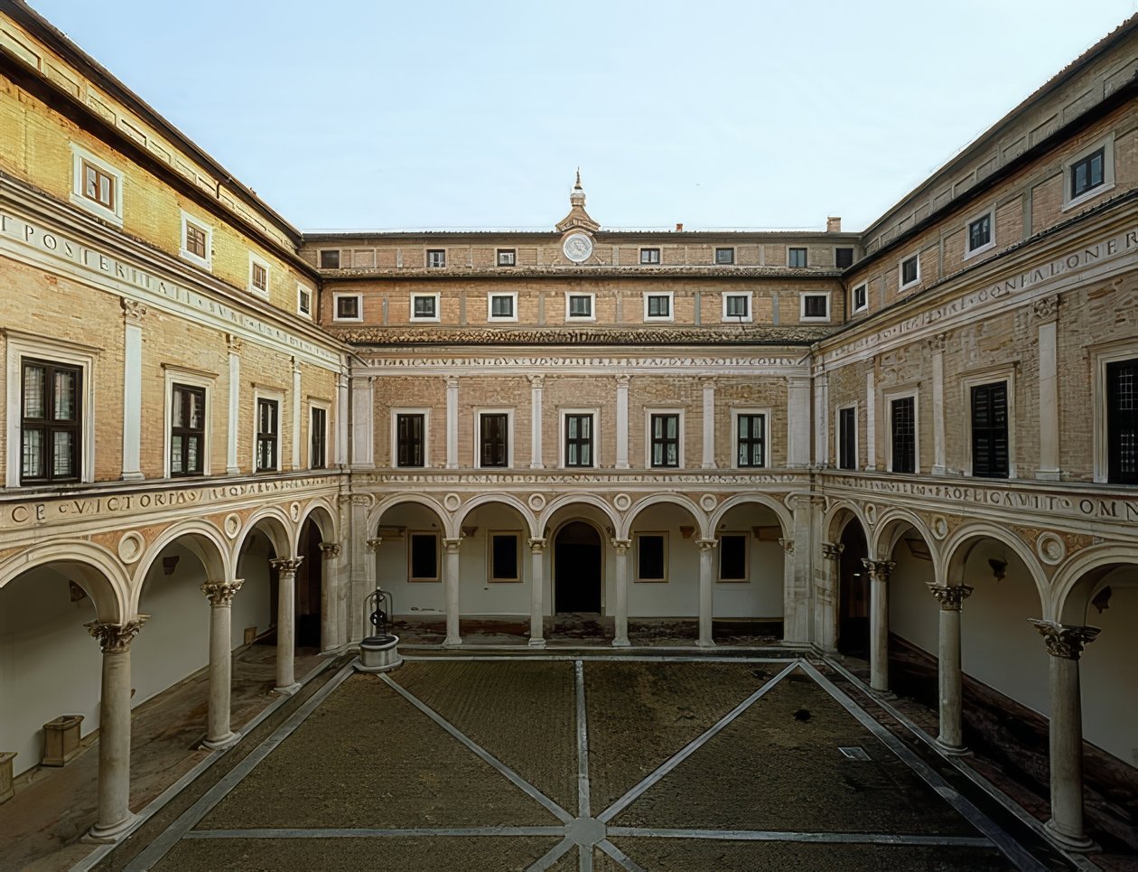 Wewnętrzny dziedziniec Palazzo Ducale w Urbino. 1472. zdjęcie z 1999 r. autorstwa Luciano Laurana