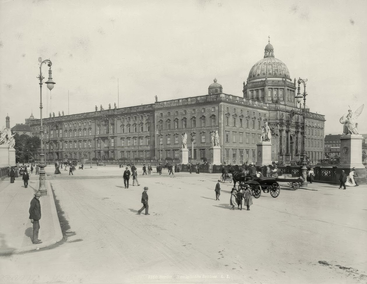 Berlin, pałac miejski autorstwa Lucien Levy