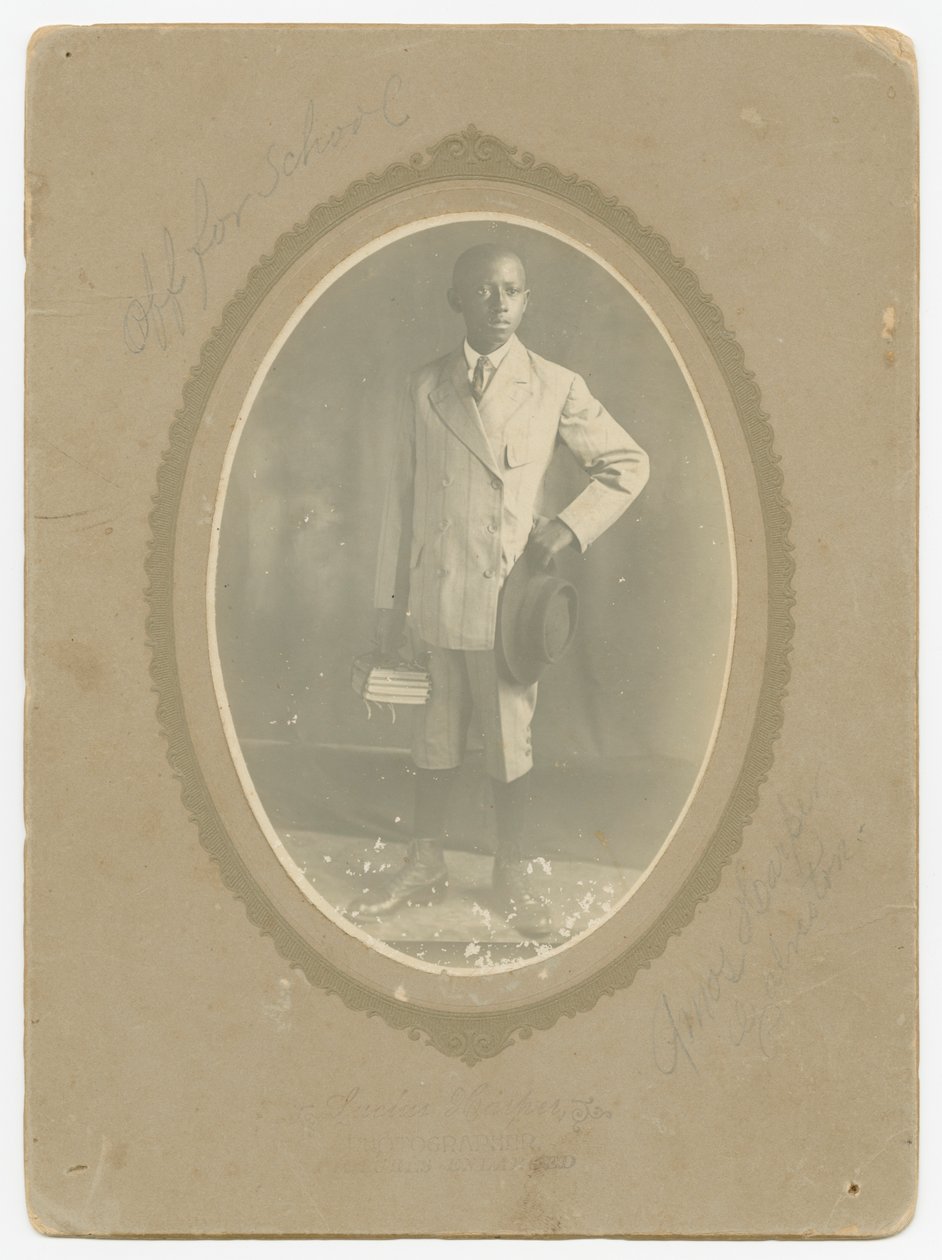 Zdjęcie Amosa Harpera w drodze do szkoły, ca. 1910. autorstwa Lucius Harper