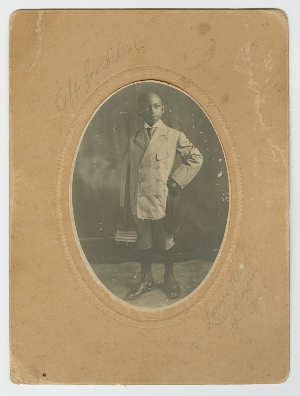 Zdjęcie Luciusa Harpera Jr. idącego do szkoły, ca. 1910. autorstwa Lucius Harper