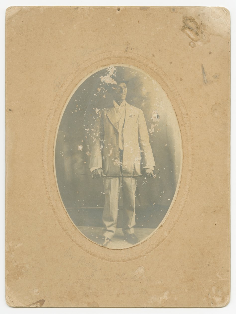 Zdjęcie mężczyzny, ca. 1910. autorstwa Lucius Harper