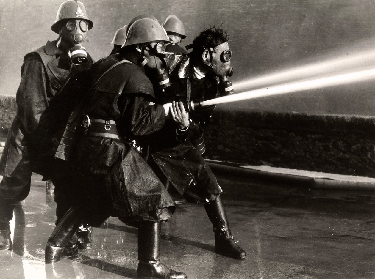 Kilku strażaków przy pracy z maskami gazowymi i świecami, 1950-60 (odbitka żelatynowo-srebrowa) autorstwa Luigi Betti