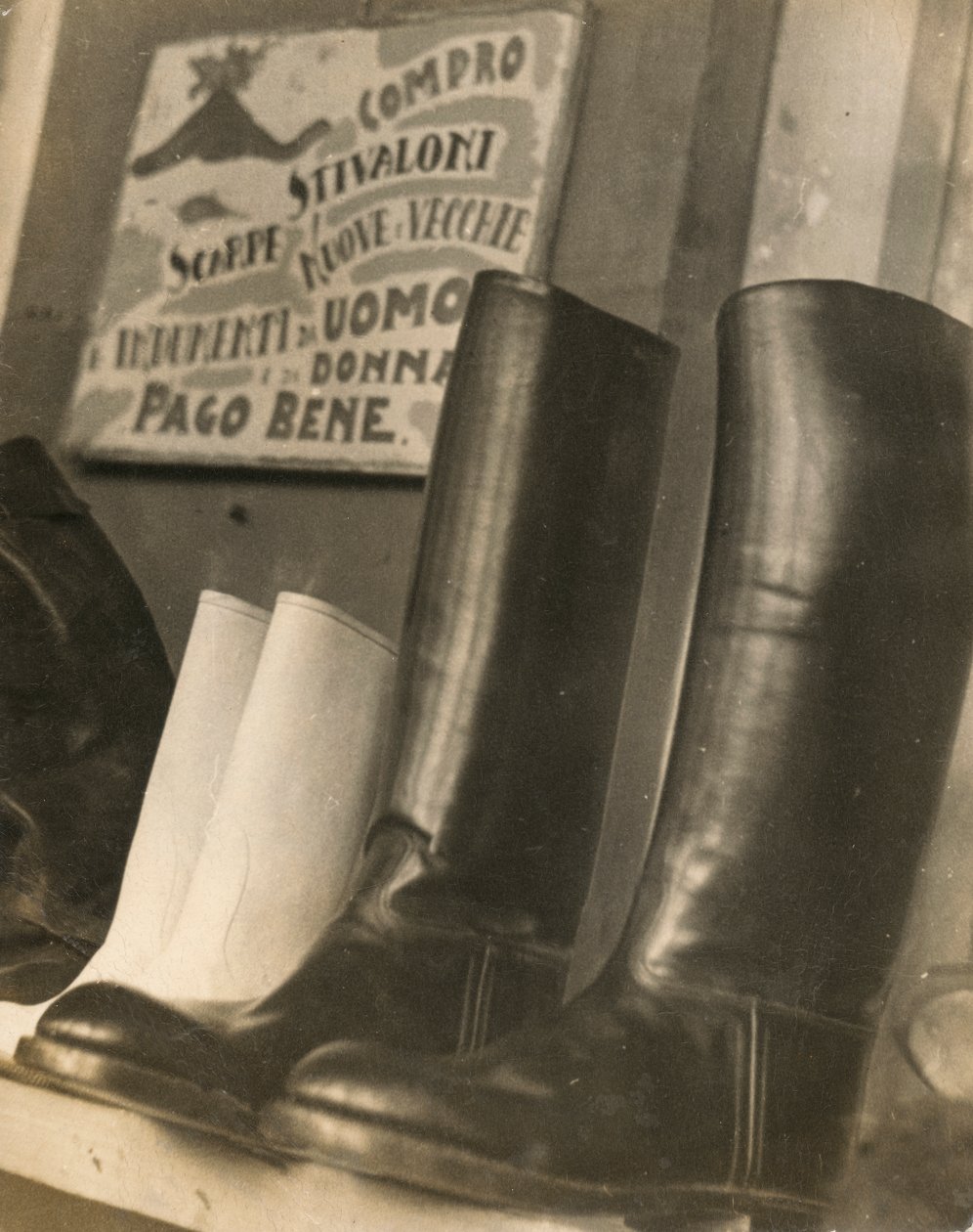 Sprzedaż obuwia i odzieży używanej autorstwa Luigi Leoni