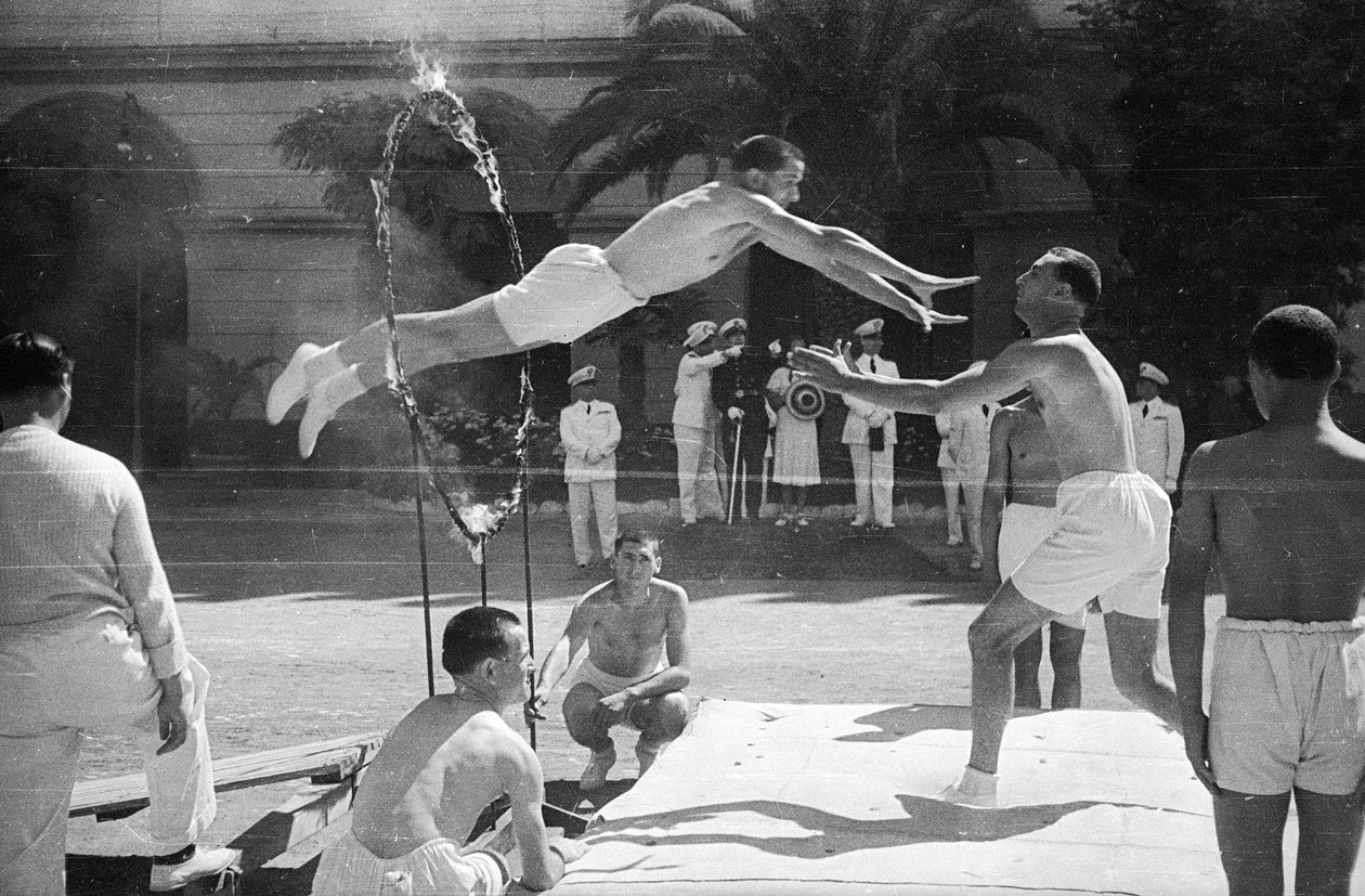 Wydarzenie sportowe CONI: Achille Starace (prezydent CONI w latach 1933-1939) pomagający młodym sportowcom w gimnastyce podczas pokazu faszystowskiego stylu życia. autorstwa Luigi Leoni