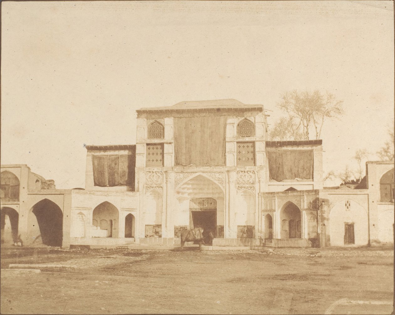 Wejście zewnętrzne do Pałacu Królewskiego, Teheran, 1858. autorstwa Luigi Pesce