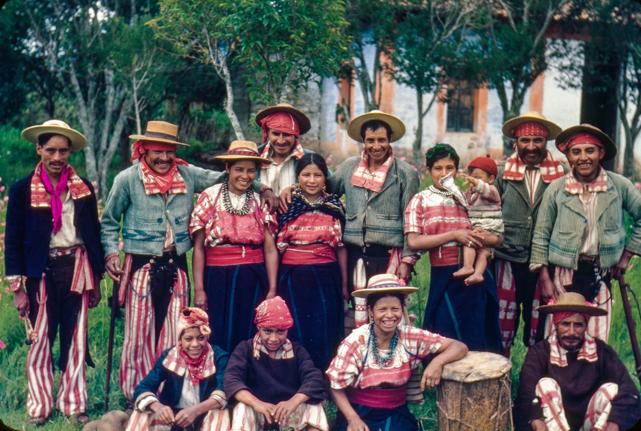 Mieszkańcy Gwatemali w tradycyjnych strojach pozują do portretu grupowego w Todos Santos C... autorstwa Luis Marden