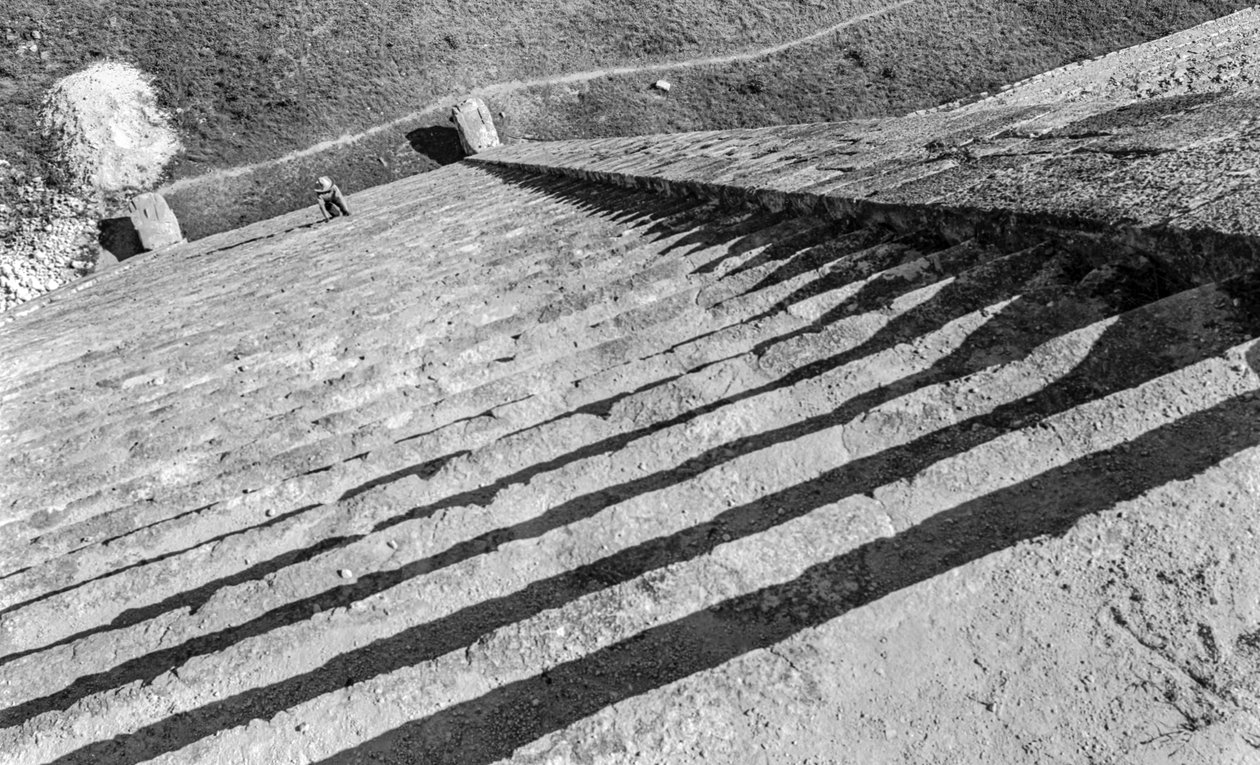 Schody prowadzące do monumentalnych ruin Majów, piramidy Chichen Itza. 1936 autorstwa Luis Marden