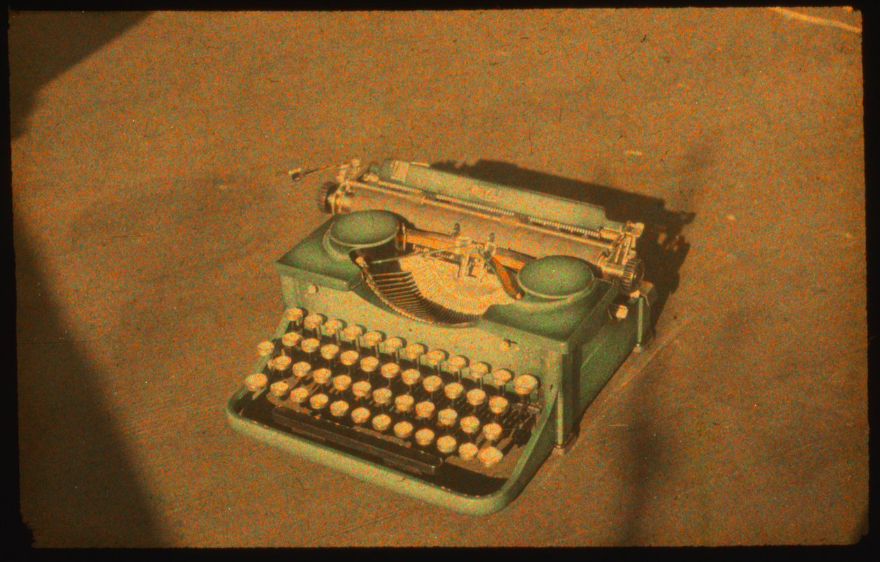 Kolorowe zdjęcie martwej natury maszyny do pisania wykonane przy użyciu aparatu Autochrome Lumière i... autorstwa Luis Marden