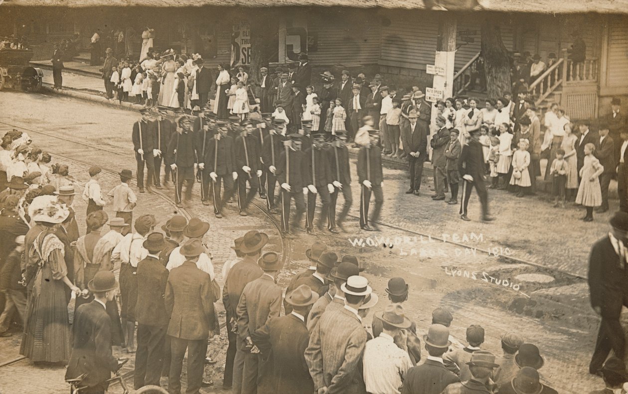 "Woodmen of the World Drill Team", 1910 (zdjęcie) autorstwa Lyons Studio