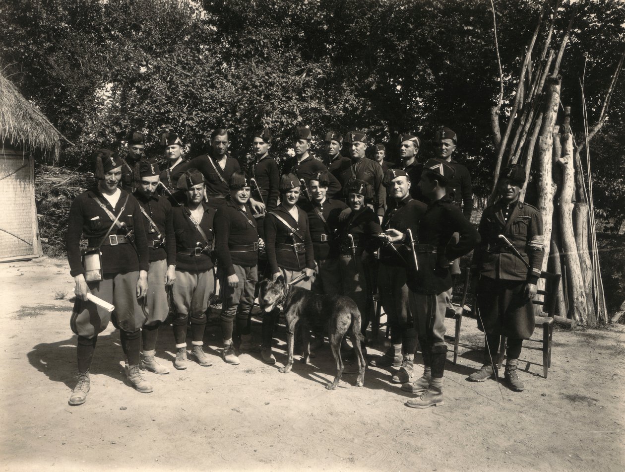 Album "MVSN- Blackshirts": ugrupowanie milicyjne ze sztyletem model 20 lat (zdjęcie czarno-białe) autorstwa M. Borchi
