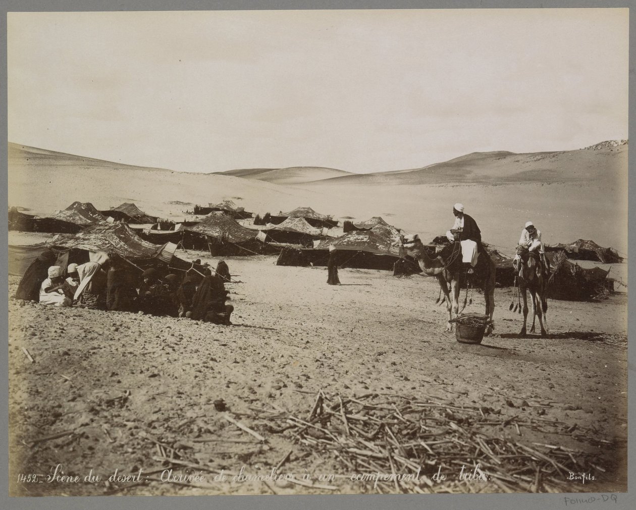 Obóz z namiotami i wielbłądami na pustyni (przypuszczalnie) Egiptu Scene du desert: Arrivée de chameliers à un campement de tribu. (tytuł na obiekcie) autorstwa Maison Bonfils