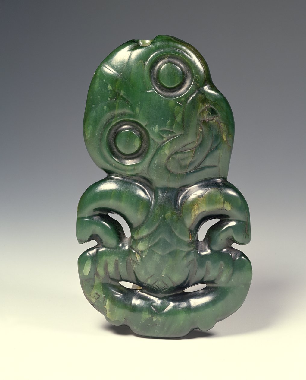 Wisiorek w postaci boga Hei-Tiki, koniec XVIII wieku (nefryt) autorstwa Maori