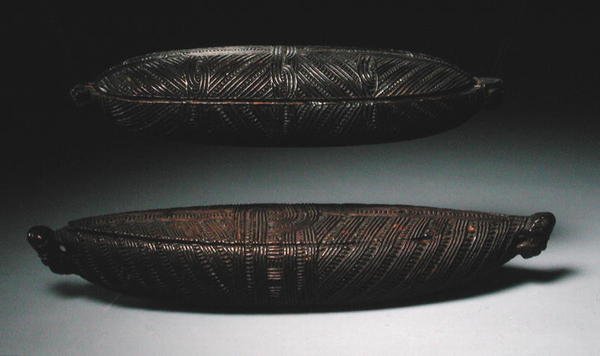 Pudełka z piór (drewno) autorstwa Maori Maori