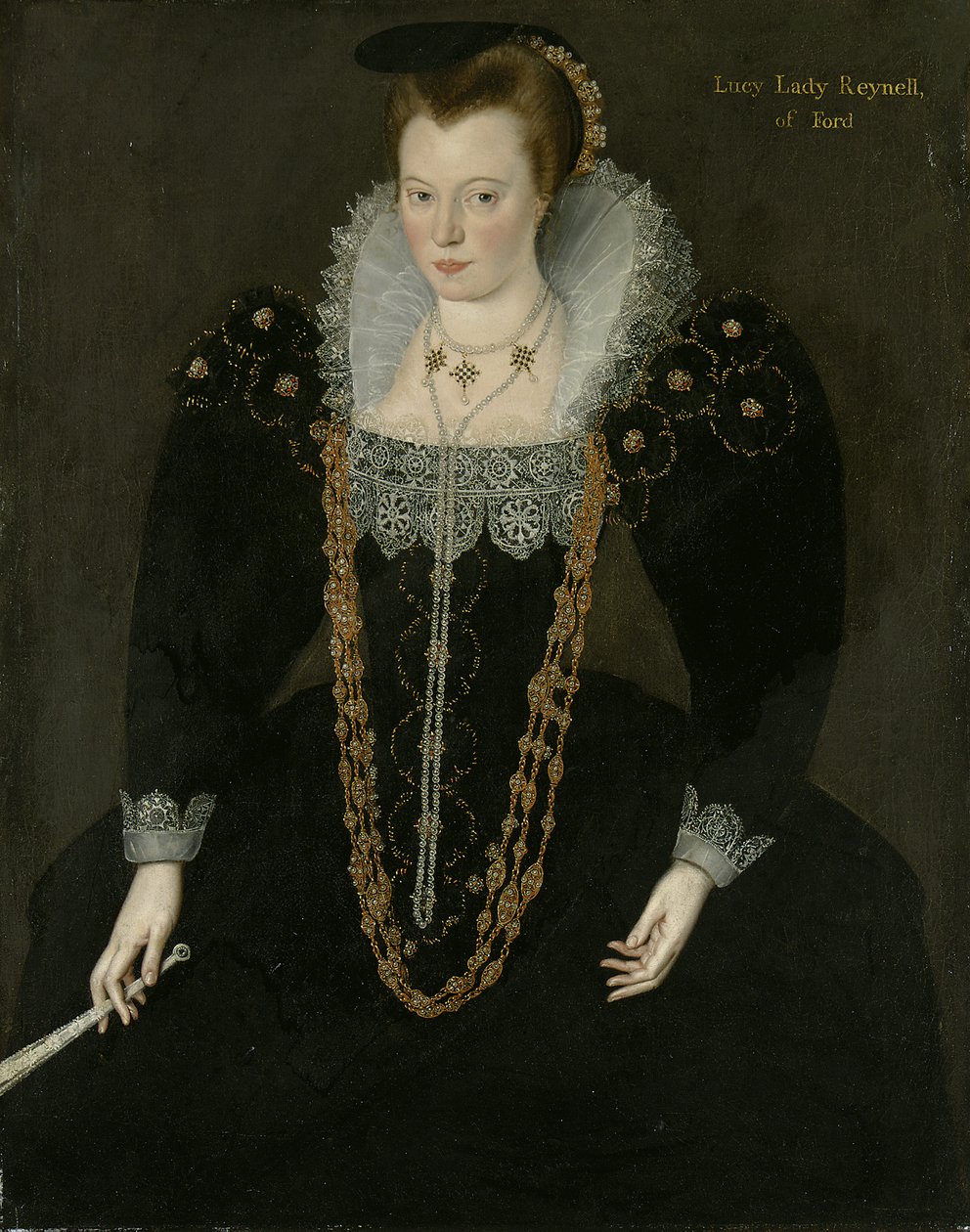 Portret Lucy, lady Reynell z Forda, długości 3/4, w ciemnej sukni z białym koronkowym kołnierzykiem i złotymi i perłowymi naszyjnikami, trzymająca w prawej ręce wachlarz z identyfikującym napisem autorstwa Marcus the Younger Gheeraerts