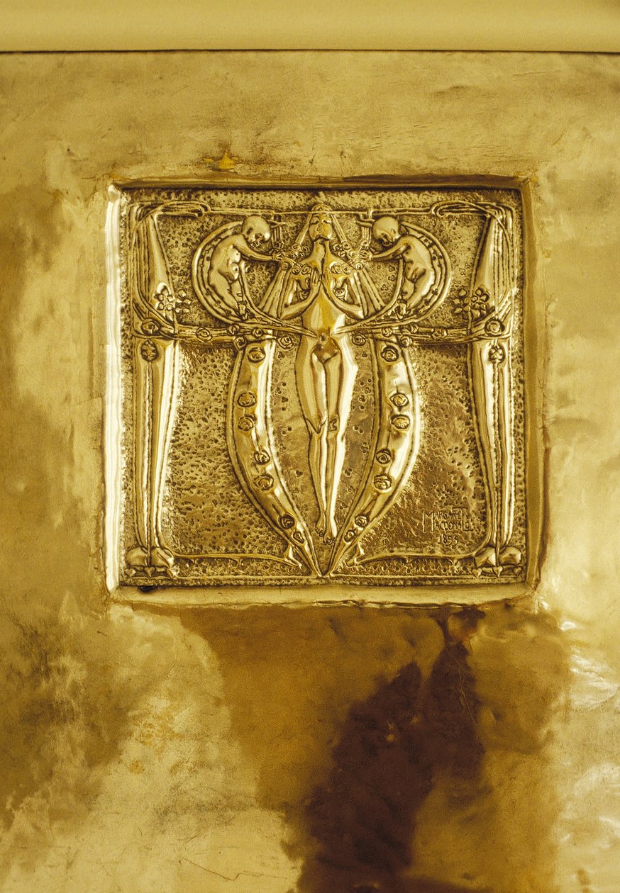 Meble zaprojektowane dla No. 120 Mains Street, Glasgow, metalowa tablica Repousse pierwotnie nad kominkiem, ok. 1900 (metal) autorstwa Margaret Macdonald