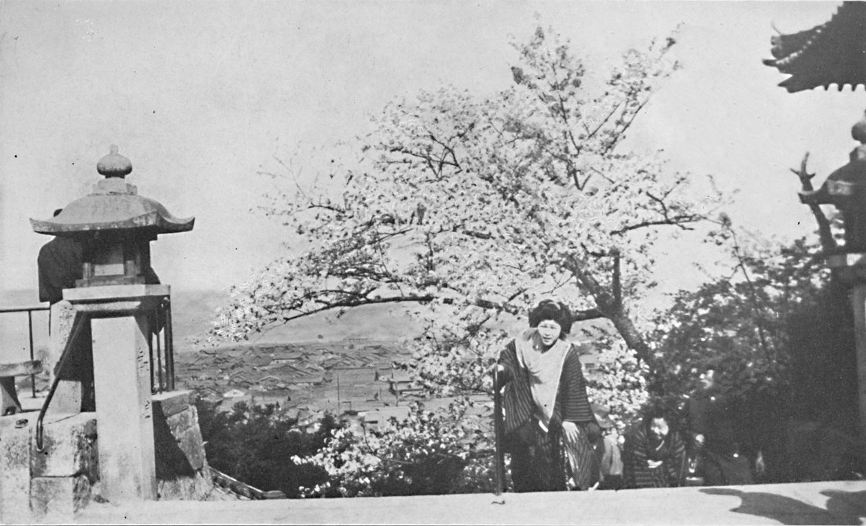 Na szczycie schodów świątyni, nad jeziorem Biwa, ok. 1900, 1921 autorstwa Marguerite Leonard