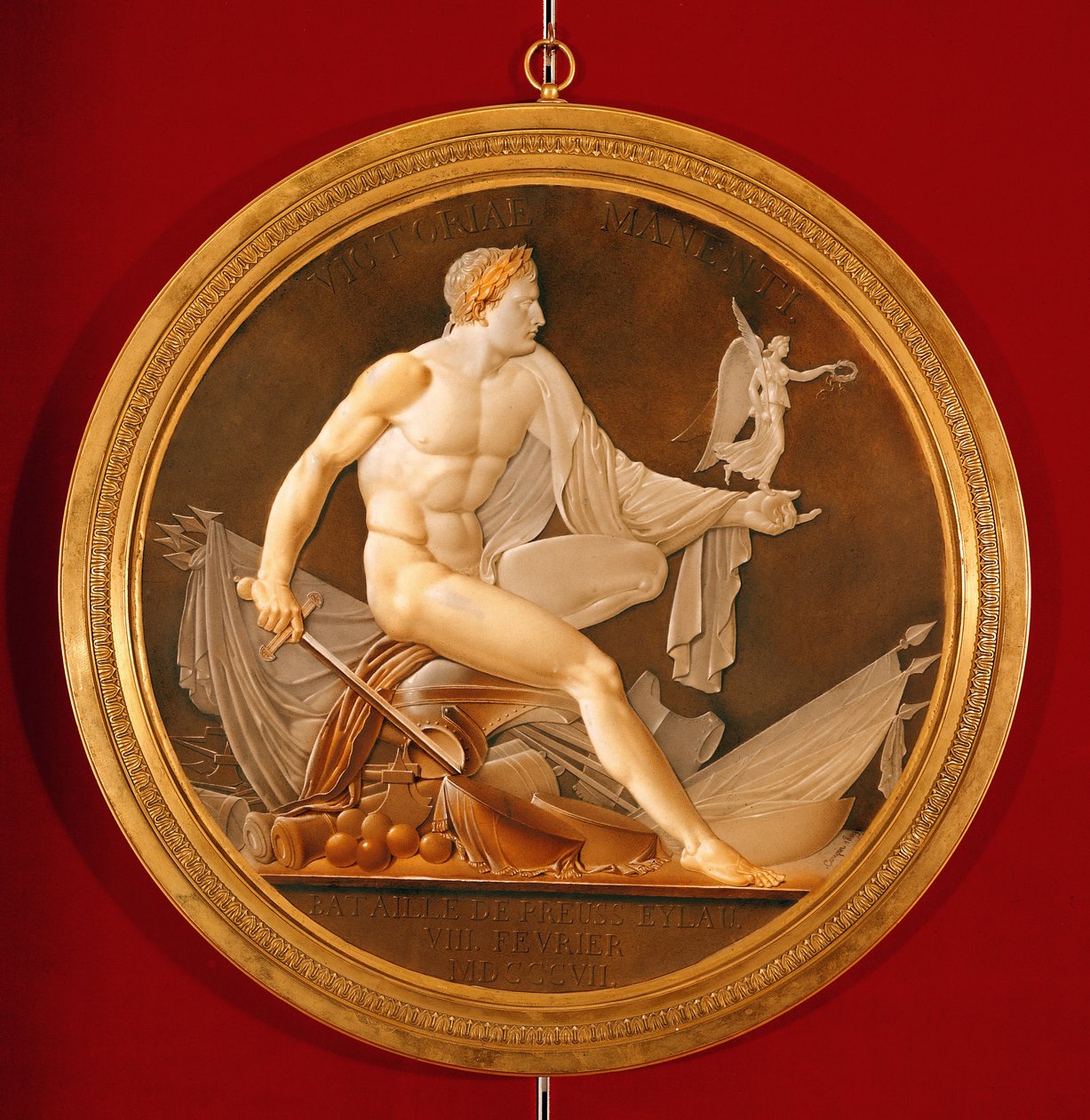 Okrągła tablica upamiętniająca bitwę pod Eylau, przedstawiająca Napoleona trzymającego figurę Zwycięstwa, Sevres, 1809 (ceramika) autorstwa Marie Philippe Coupin de la Couperin