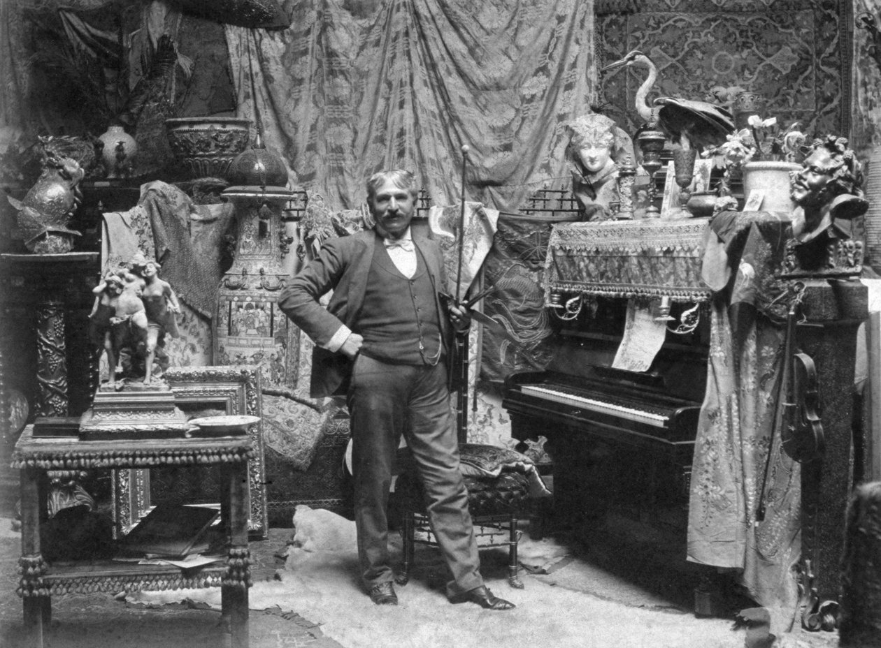 Pełnometrażowy portret malarza Francesco Vinei w aranżacji miejsca Donatello we Florencji. Pozuje w pokoju ozdobionym dowolną ilością zasłon, chińskich waz, małych rzeźb i bibelotów. Po prawej fortepian i skrzypce (zdjęcie czarno-białe) autorstwa Mario Nunes Vais