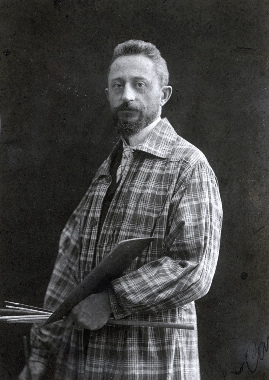 Portret malarza Guido Spadoliniego w ujęciu trzy czwarte długości. Malarz ubrany jest w długą pelerynę, w lewej ręce trzyma pędzle i paletę, 26111901 autorstwa Mario Nunes Vais