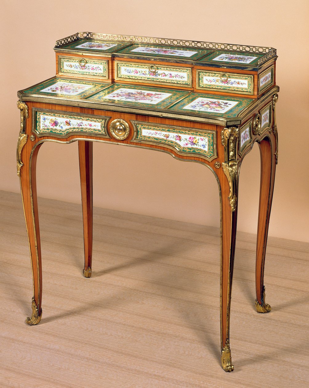 Stolik do pisania „bonheur de jour” damy, 1765 (fornir z tulipanowca na dębie oprawiony z porcelanowymi tabliczkami Sevres i złoconym brązem) autorstwa Martin Carlin