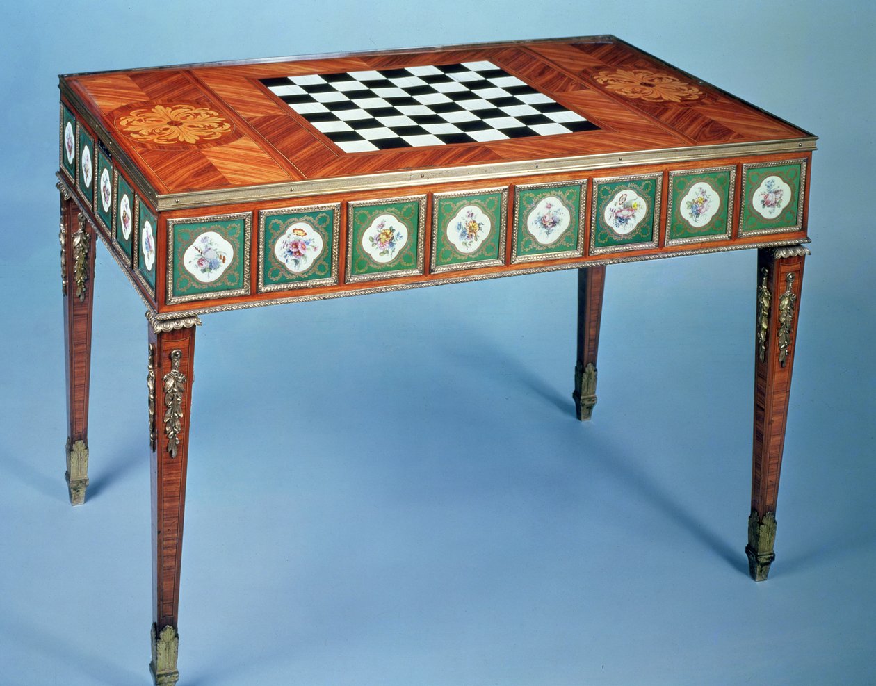 Stół do gier z Sevres z porcelanowymi plakietkami, 1775 (porcelana i drewno tulipanowe) autorstwa Martin Carlin