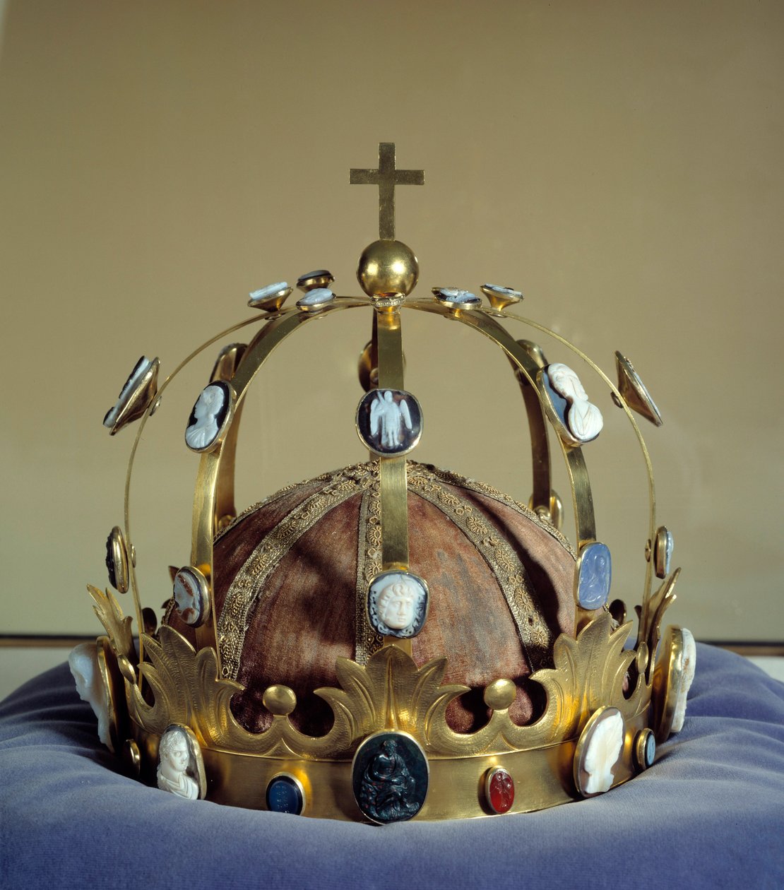 Korona zwana Karolem Wielkim służąca do koronacji cesarza Napoleona I (1769-1821), wykonana przez Martina Guillaume (Martin-Guillaume) Biennais (1764-1843) ze złota i dekorów kameli autorstwa Martin Guillaume Biennais