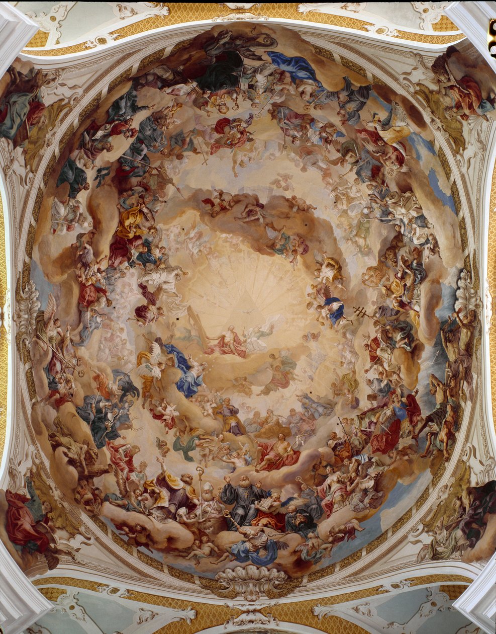 Widok na freski autorstwa Martina Knollera (1725-1804) zdobiące kopułę opactwa benedyktynów Ulricha i Afry. Neresheim, Niemcy. Centralnie przedstawienie Trójcy Świętej: Jezusa Chrystusa, Boga i gołębicy Ducha Świętego autorstwa Martin Knoller