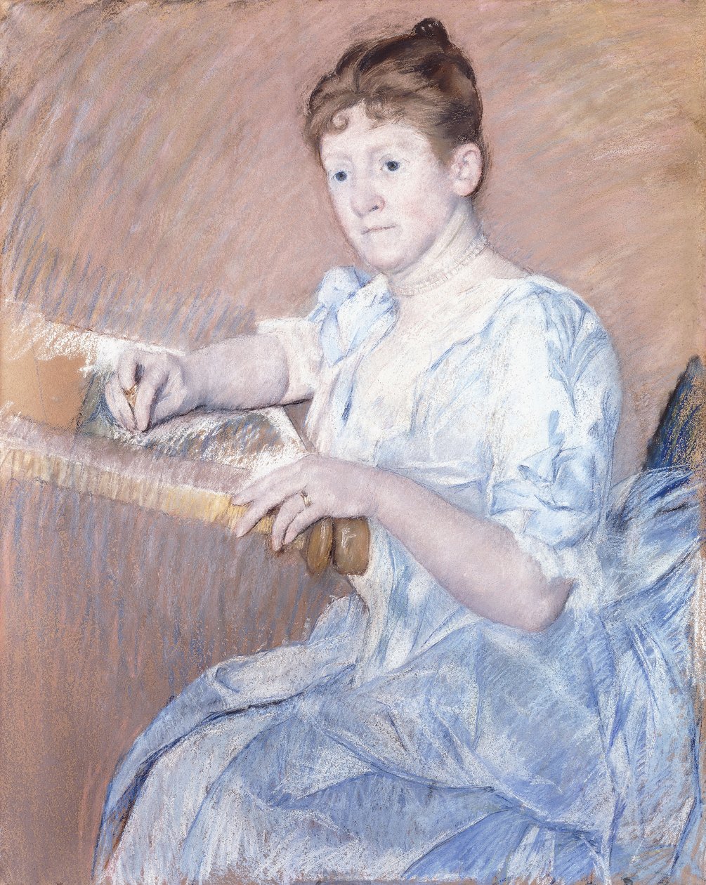 pani Alexander J. Cassat w niebieskiej sukni wieczorowej, siedząca na ramie gobelinu, autorstwa Mary Cassatt
