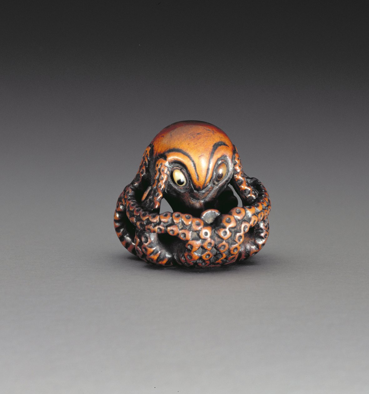 Netsuke przedstawiający ośmiornicę, ok. 1760-70 (drewno i inkrustowany róg) (odwrotność patrz 193822) autorstwa Masanao
