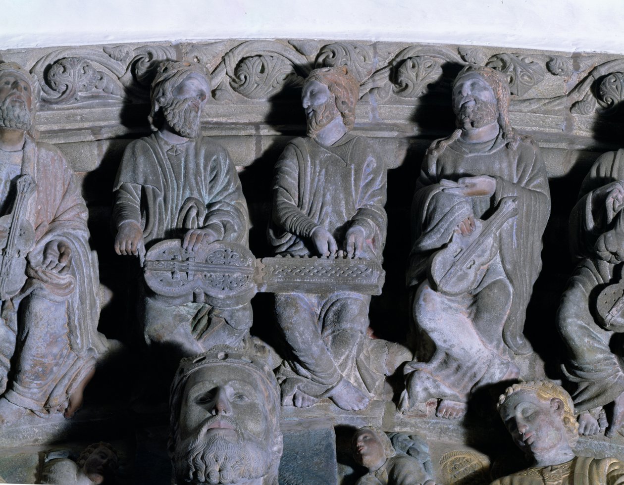 Fragment Portico de la Gloria przedstawiający kamień muzyków autorstwa Master Mateo