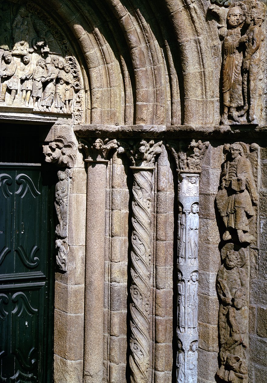 Fragment Portico de las Platerias z wizerunkami Objawienia Pańskiego i zdjęciem Męki Pańskiej autorstwa Master Mateo