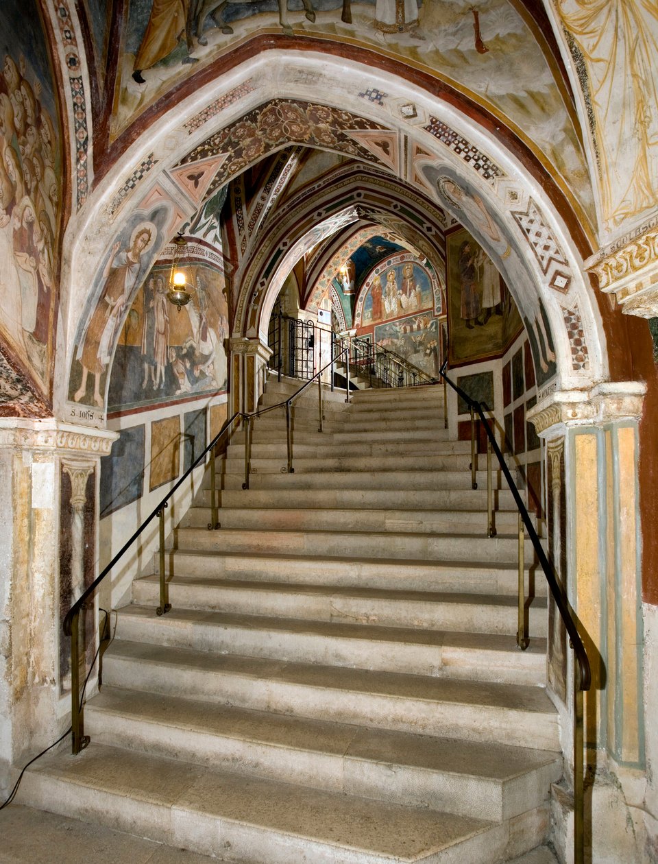 Widok na Święte Schody zbudowane na polecenie opata Jana V (Giovanni V) (1060-1121) i ozdobione freskami przez mistrza Sacro Speco i jego świty. 14 wiek. Klasztor św Benedeta (Sacro Speco), Subiaco (Rzym), Włochy autorstwa Master Trecentesco of Sacro Speco School