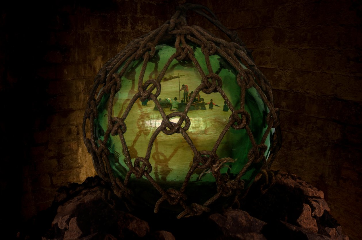 Asylum, 2001 (szkło, lina, woda, kamienie, DVD i projekcja wideo) autorstwa Mat Collishaw